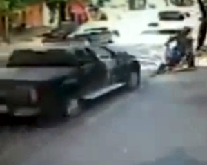 Imagem Ilustrativa de um motorista atropelando bandidos em uma moto